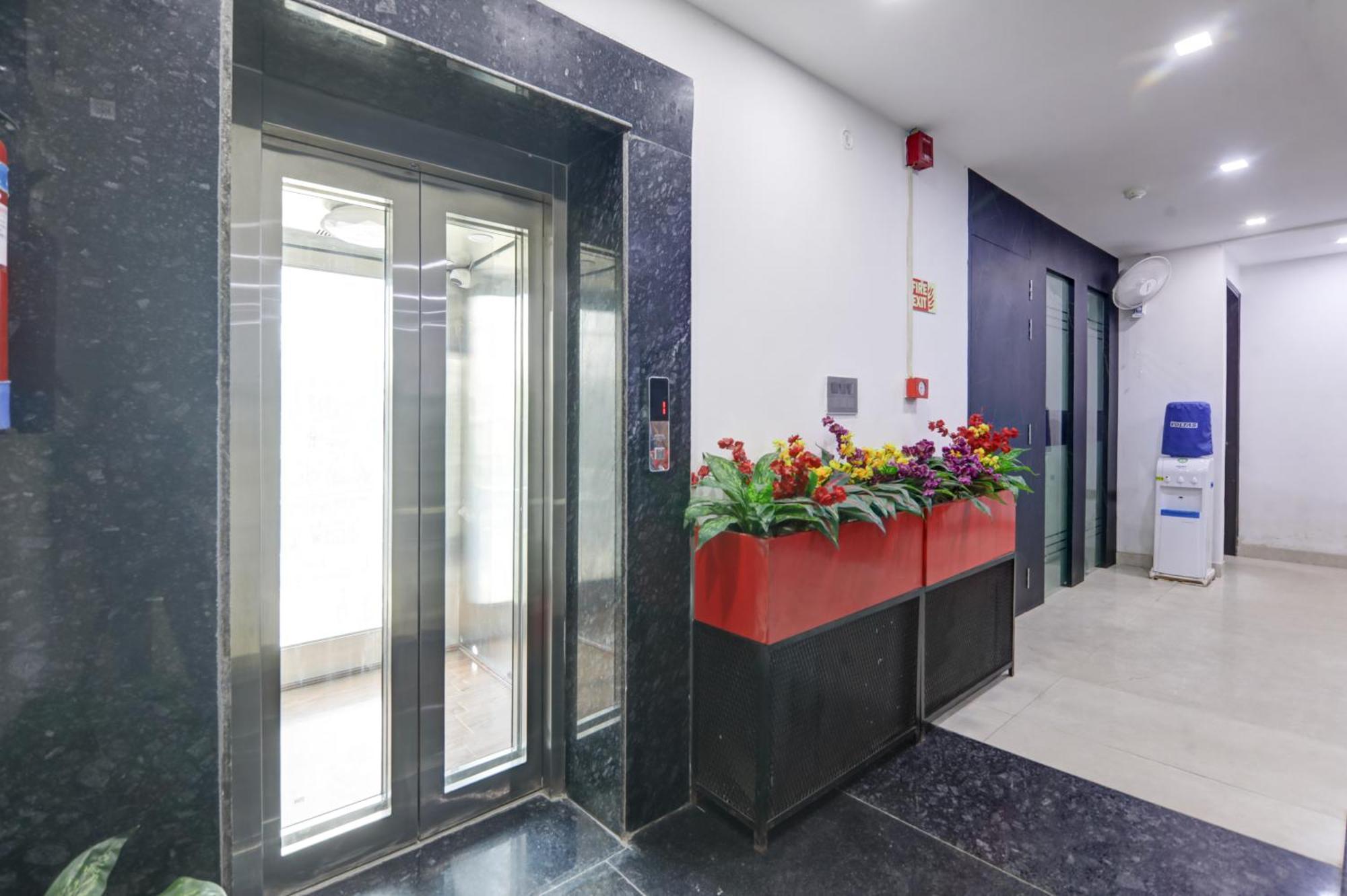Status By Hotel The Emporio Ghaziabad Exterior photo