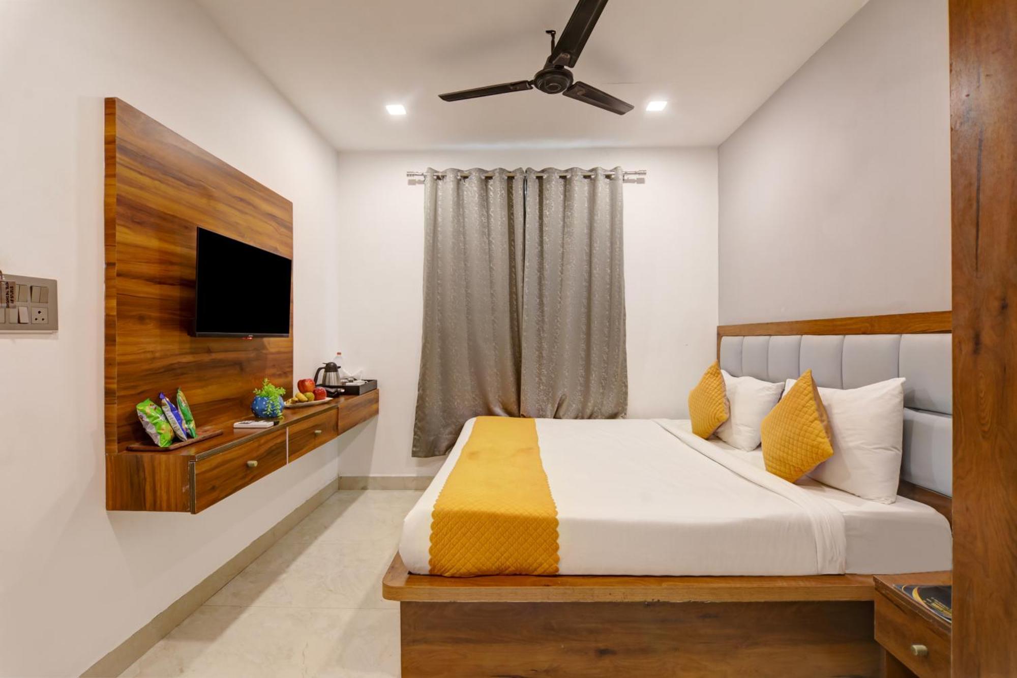 Status By Hotel The Emporio Ghaziabad Exterior photo